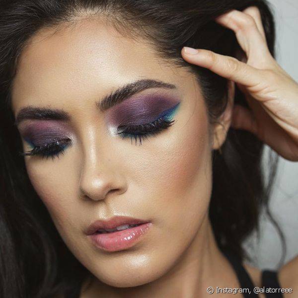 O blush de tons terrosos, como o marrom, é curinga para morenas quando a maquiagem está colorida (Foto: Instagram @alatorreee)